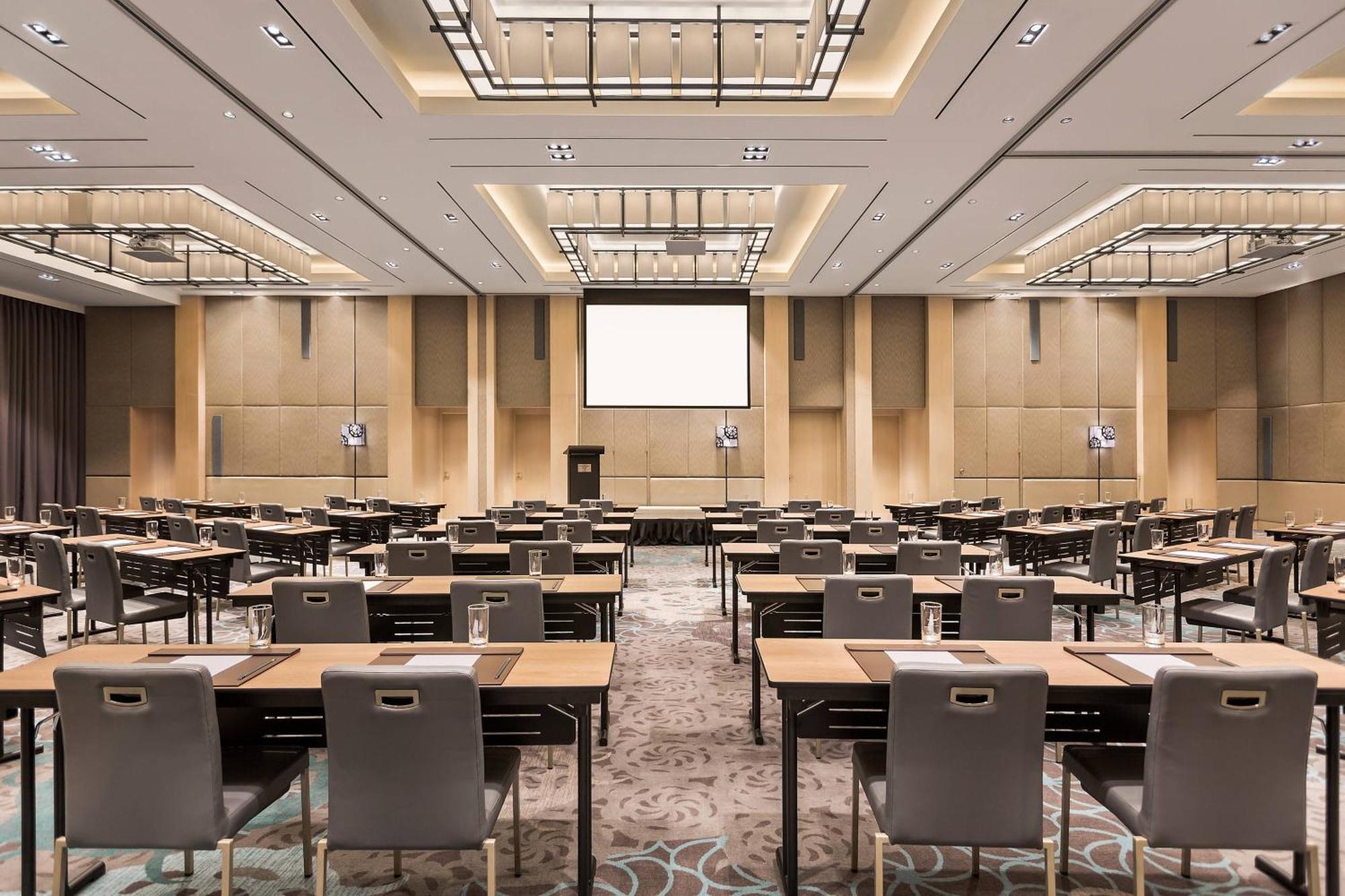 Courtyard By Marriott Iloilo Hotel Exterior photo