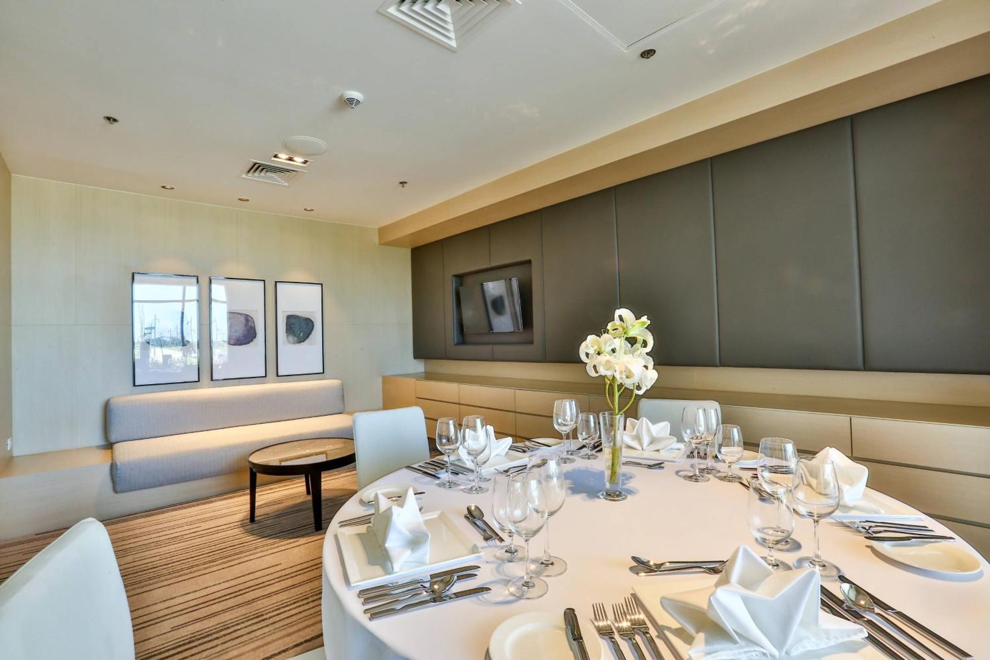 Courtyard By Marriott Iloilo Hotel Exterior photo