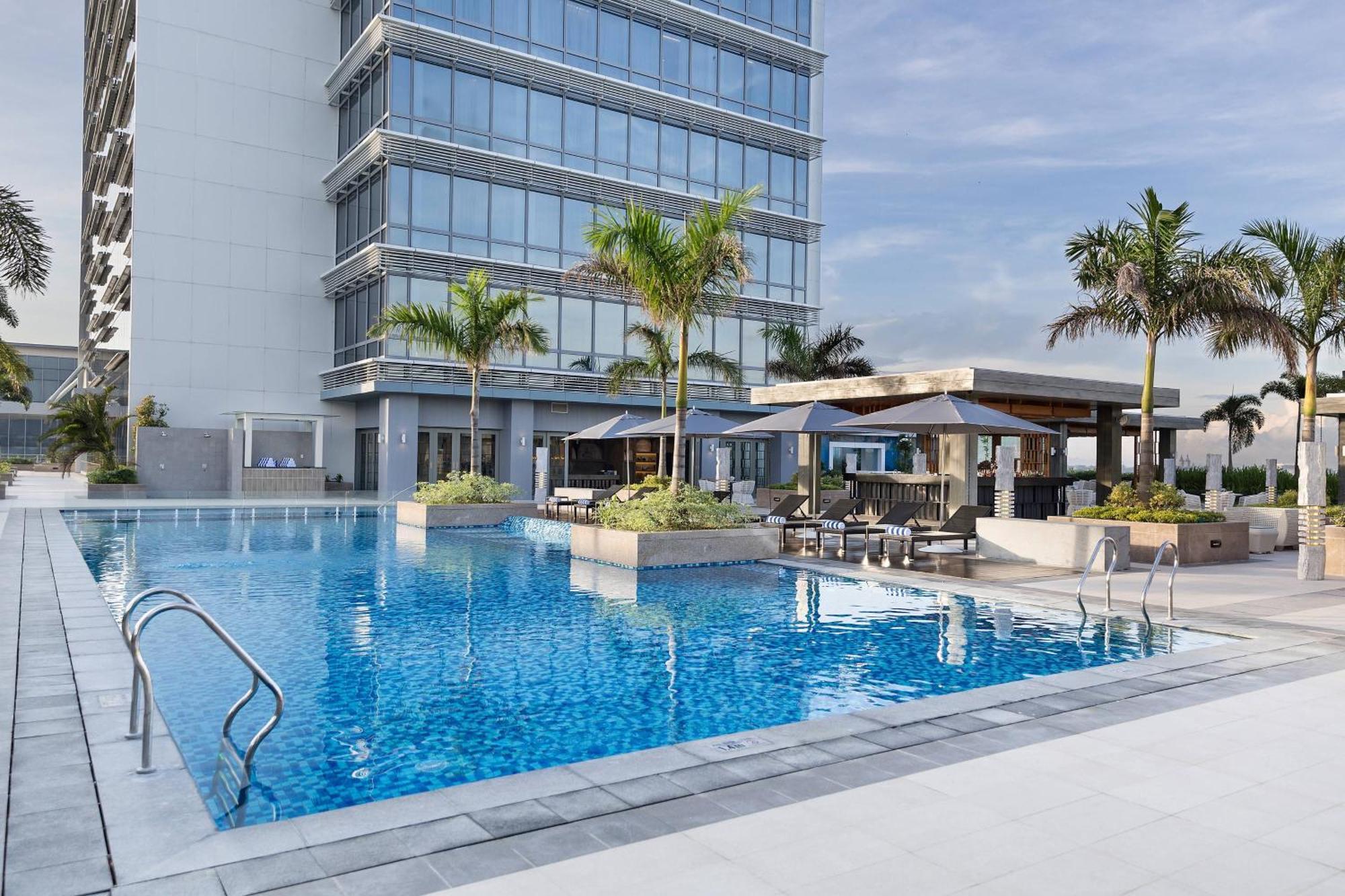 Courtyard By Marriott Iloilo Hotel Exterior photo