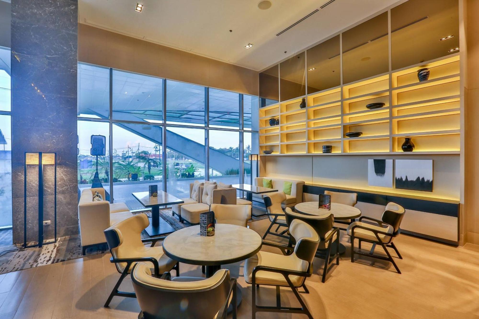 Courtyard By Marriott Iloilo Hotel Exterior photo