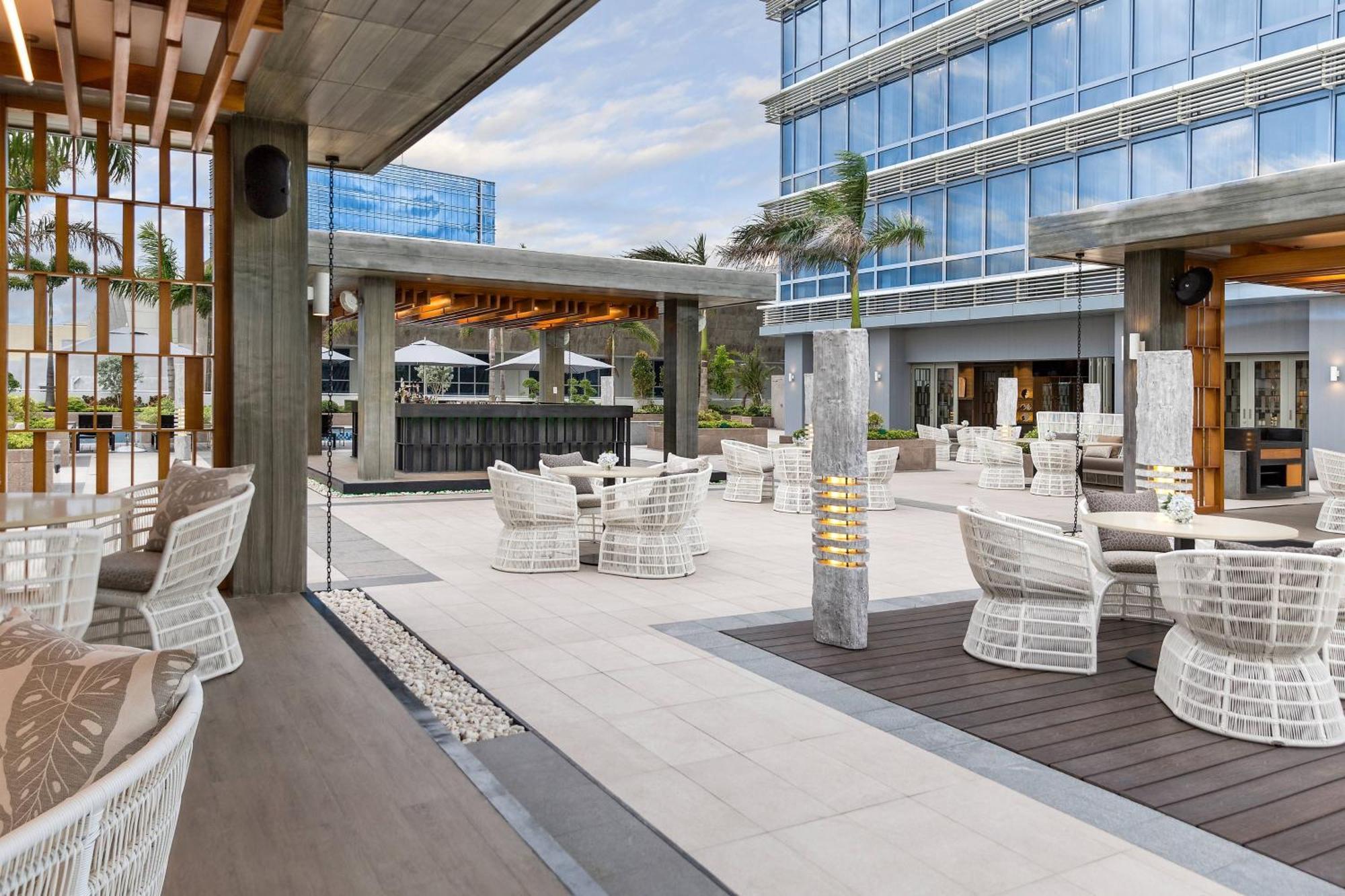 Courtyard By Marriott Iloilo Hotel Exterior photo