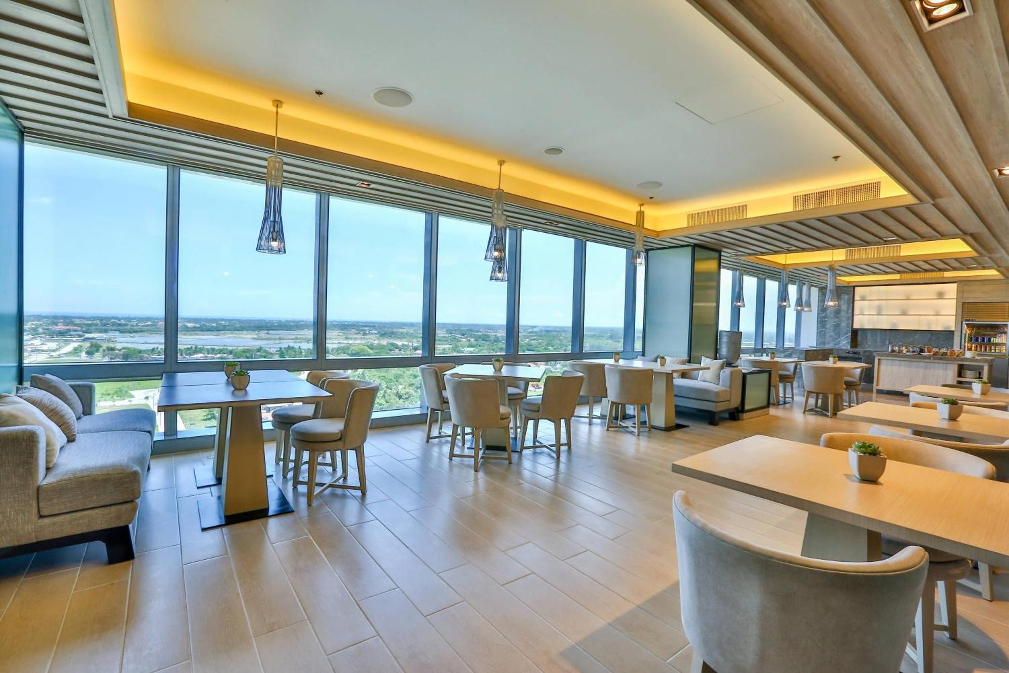 Courtyard By Marriott Iloilo Hotel Exterior photo