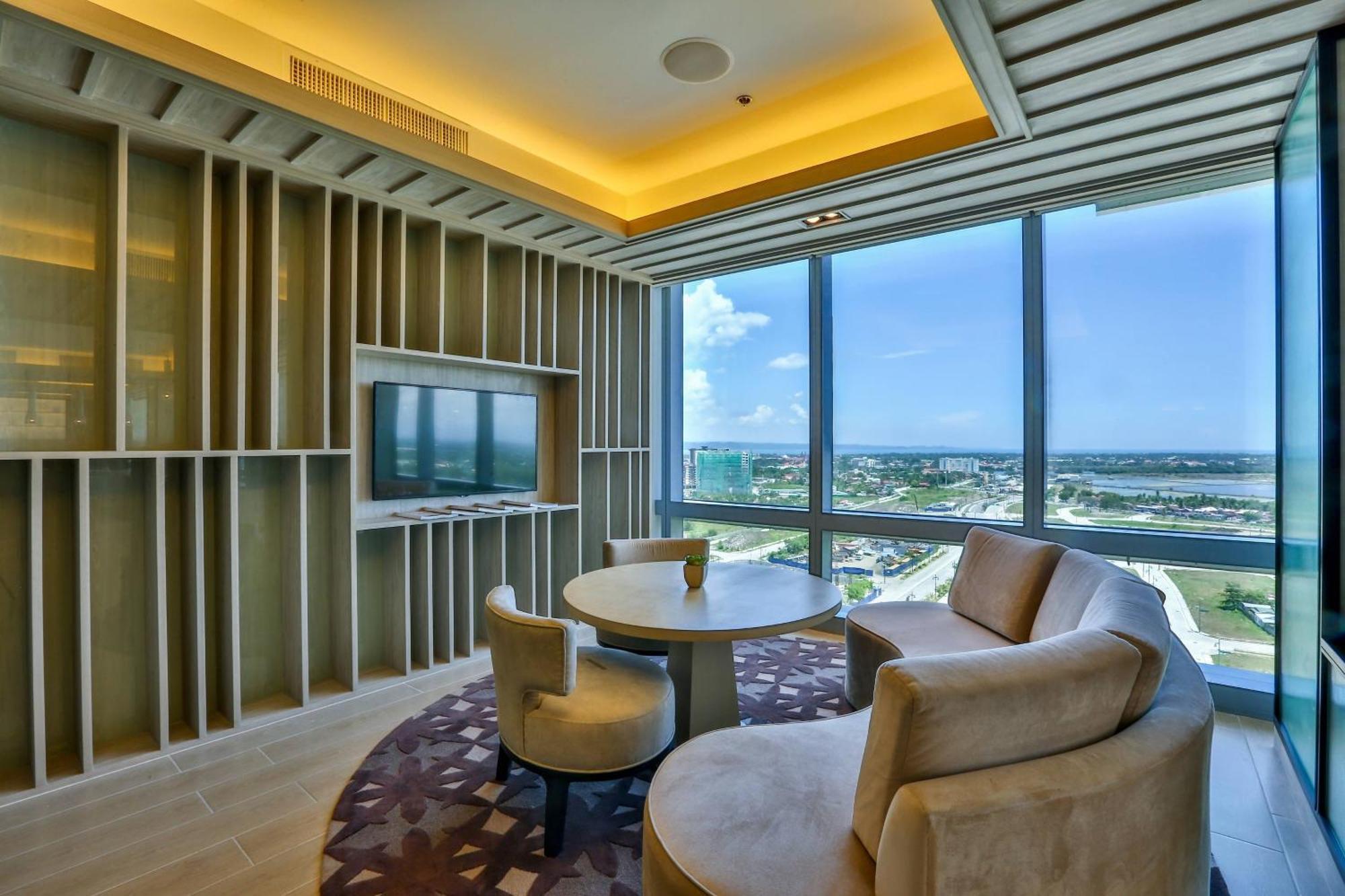 Courtyard By Marriott Iloilo Hotel Exterior photo