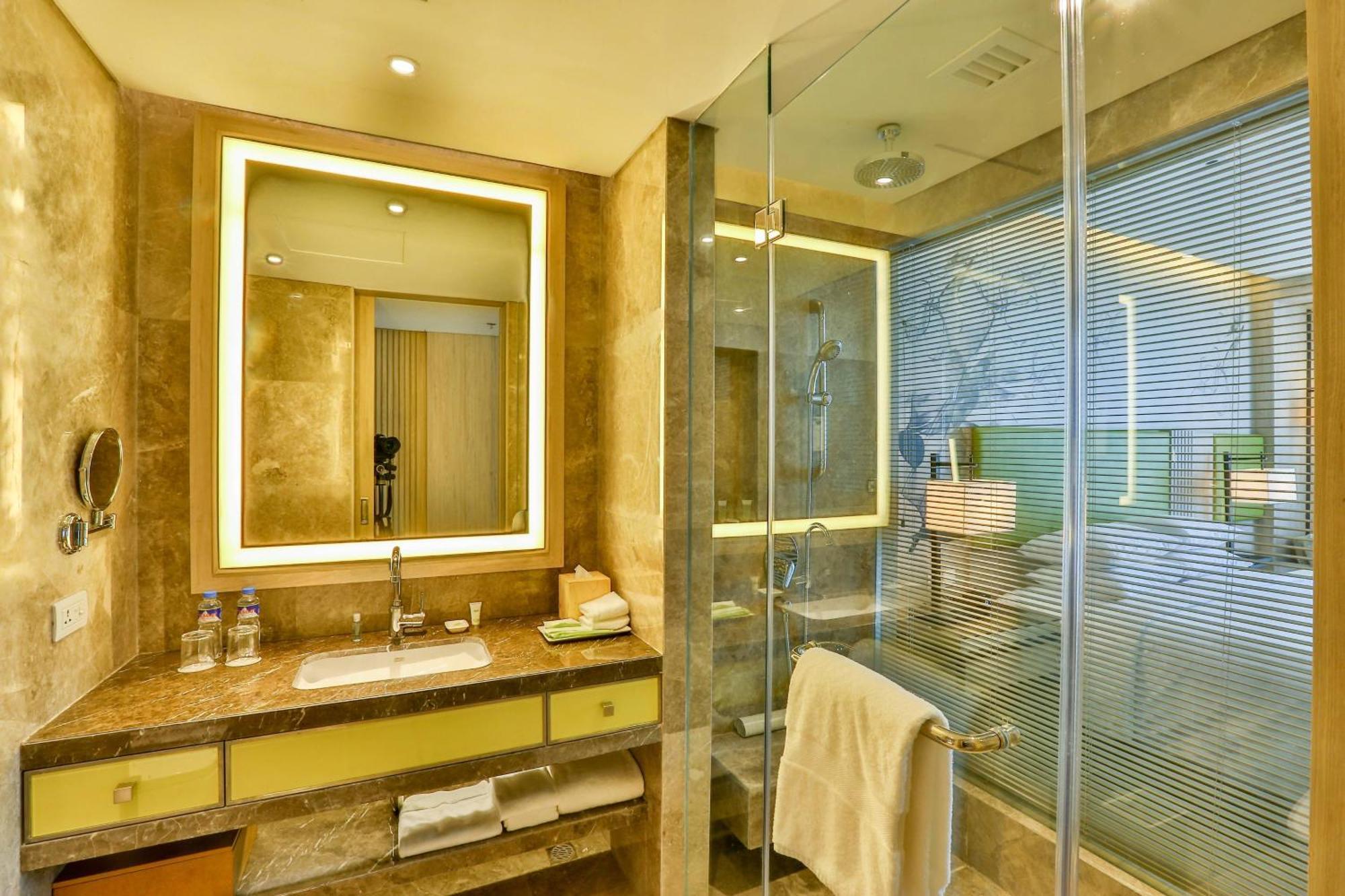 Courtyard By Marriott Iloilo Hotel Exterior photo