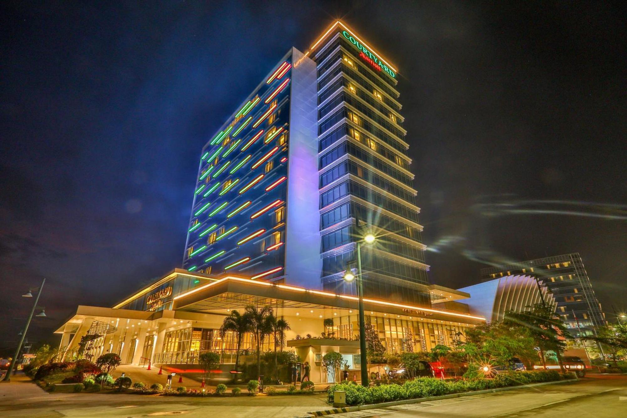 Courtyard By Marriott Iloilo Hotel Exterior photo